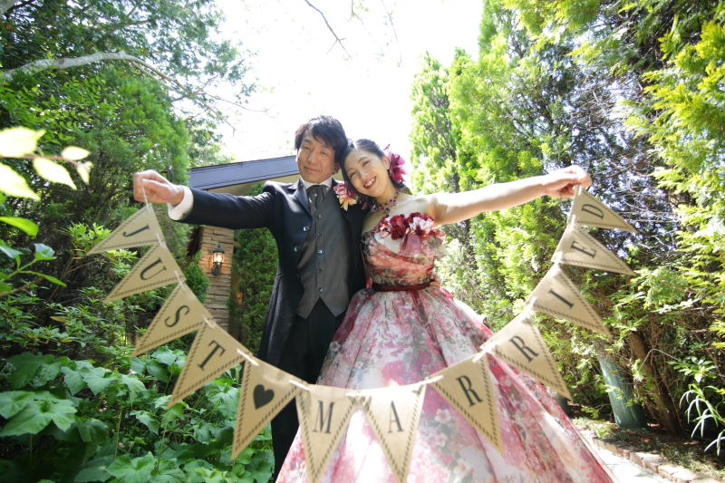 童話の世界観漂うアンティークな会場で洋装ロケ　〈色ドレスロケ〉