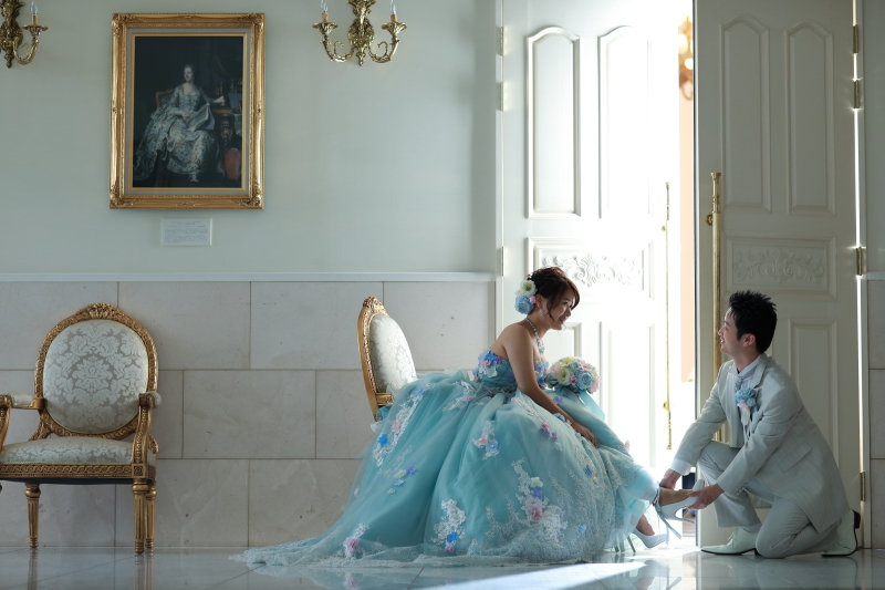 会場もドレスもプリンセス感たっぷり　〈色ドレスロケ〉