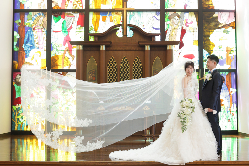 ステンドグラスの前で