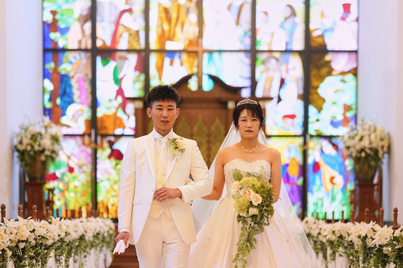 ステンドグラスを背景に