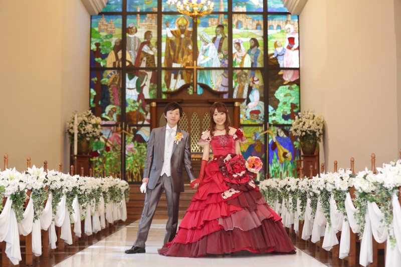 教会では珍しい色ドレス