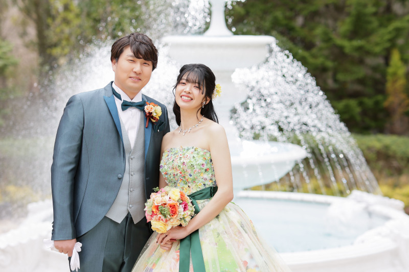 噴水をバックに