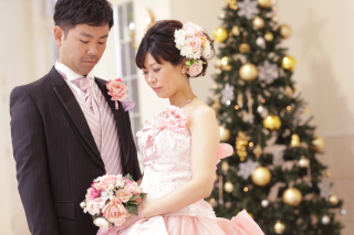 クリスマスシーズンならではの撮影も　〈白ドレス＆色ドレスロケ〉 