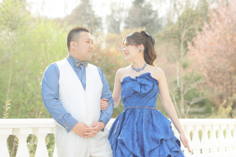 春空の下での前撮りロケーションフォト　〈白ドレス＆色ドレス結婚式前撮りロケ〉