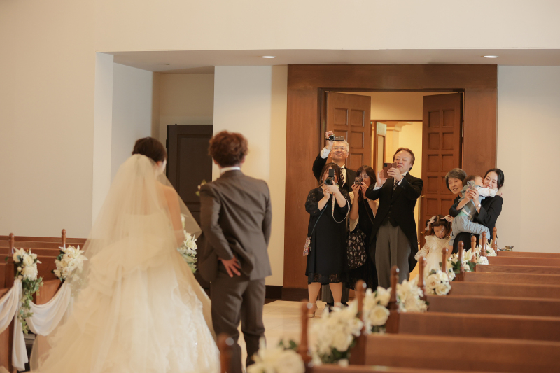 白ドレスに着替えて