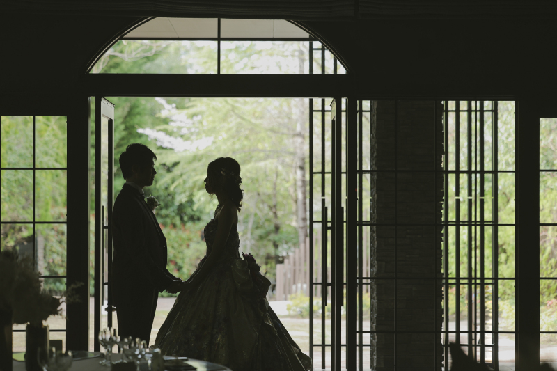 ガーデンを背に