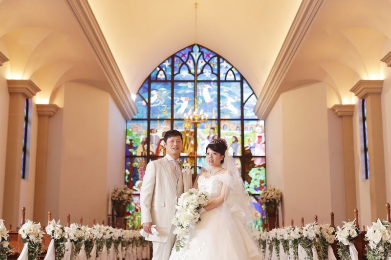 ステンドグラスを背景に