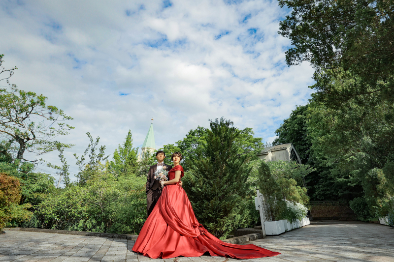 教会をバックに