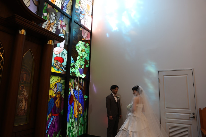 ステンドグラスの下で