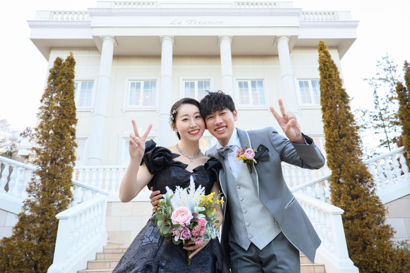 会場外観をバックに