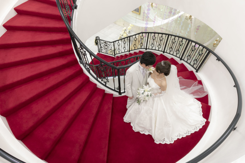 教会と披露宴会場でバリエーション豊富な洋装フォト　〈白ドレス結婚式前撮りロケ〉 