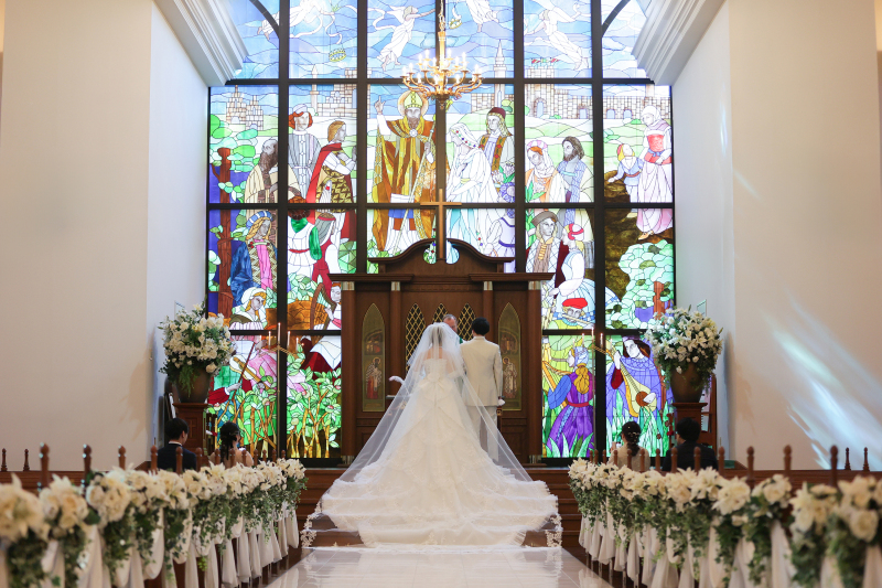 ゲストに見守られて荘厳な教会で誓いの時　〈挙式〉