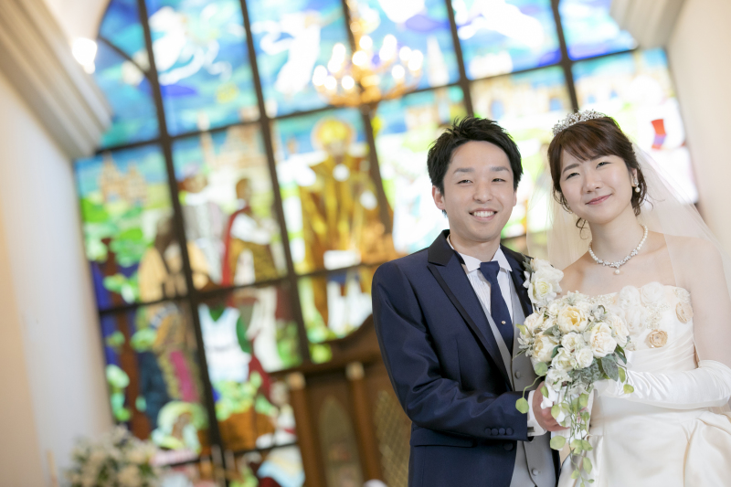 クラシカルな教会と華やかな披露宴会場で 〈白ドレス&色ドレス結婚式前撮りロケ〉