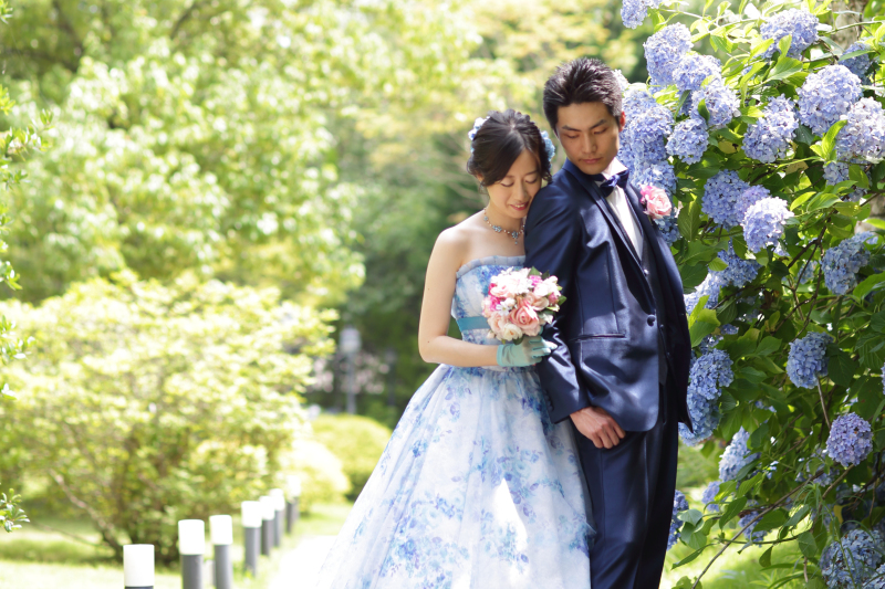 紫陽花の頃、夏の緑の中でロケーションフォト　〈色ドレスロケ〉 