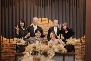 両親と一緒に家族の思い出に　〈白ドレス＆色ドレスロケ〉