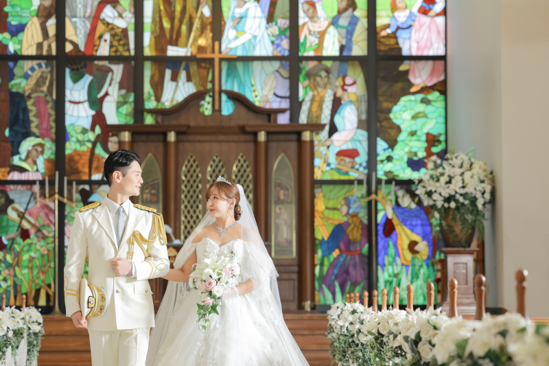 ステンドグラスを前に教会フォト