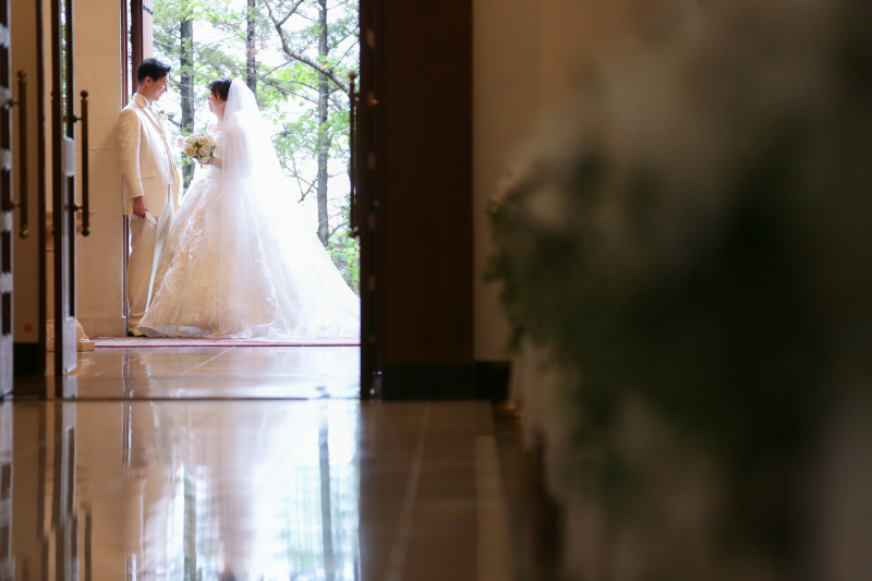 ラストは教会外の緑をバックに