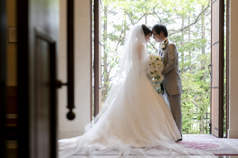 緑の中に浮かび上がるふたり