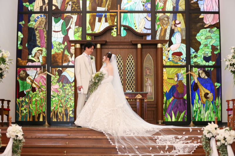 ステンドグラスの前で