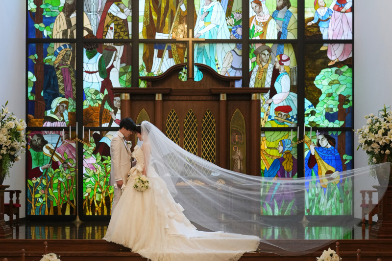 ステンドグラス前で