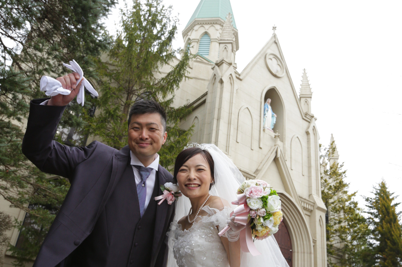 教会外観をバックに