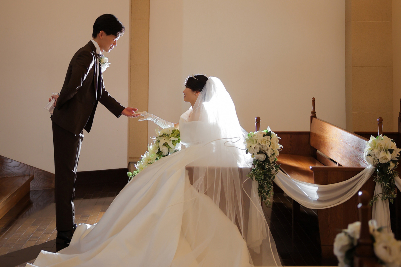 手を取り合って