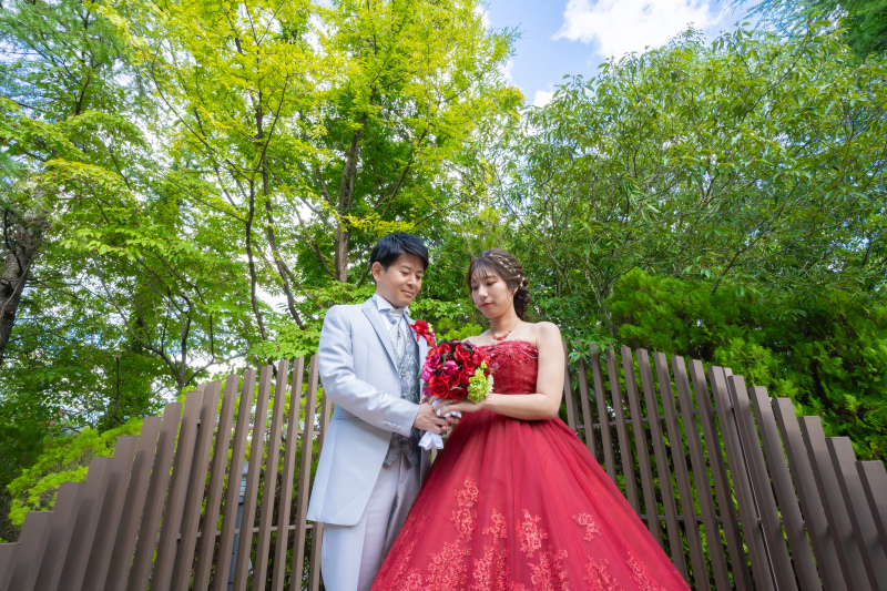 緑が鮮やか晴天下の洋装2着ロケーション　〈白ドレス＆色ドレス結婚式前撮りロケ〉 