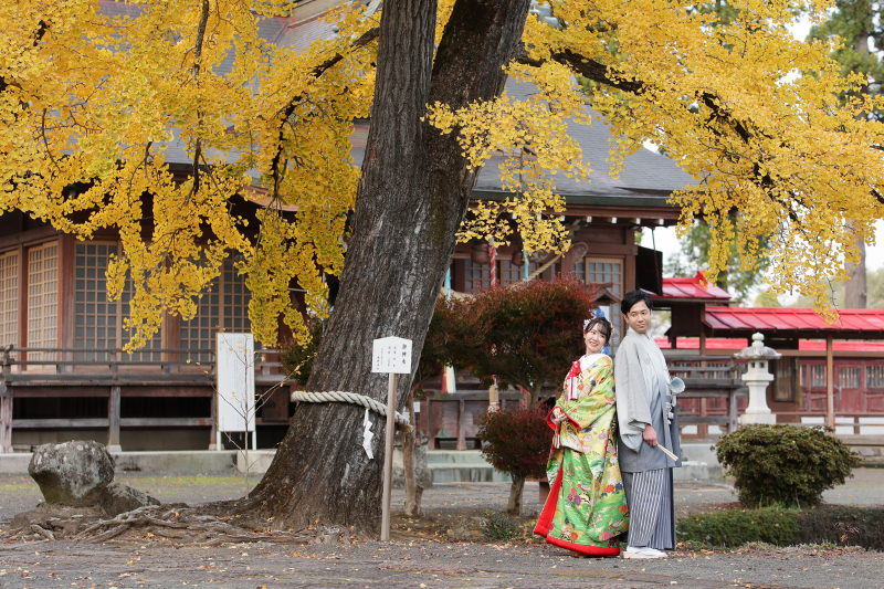 色づくイチョウの秋の神社とステンドグラスの大聖堂　〈白ドレス＆色打掛ロケ〉