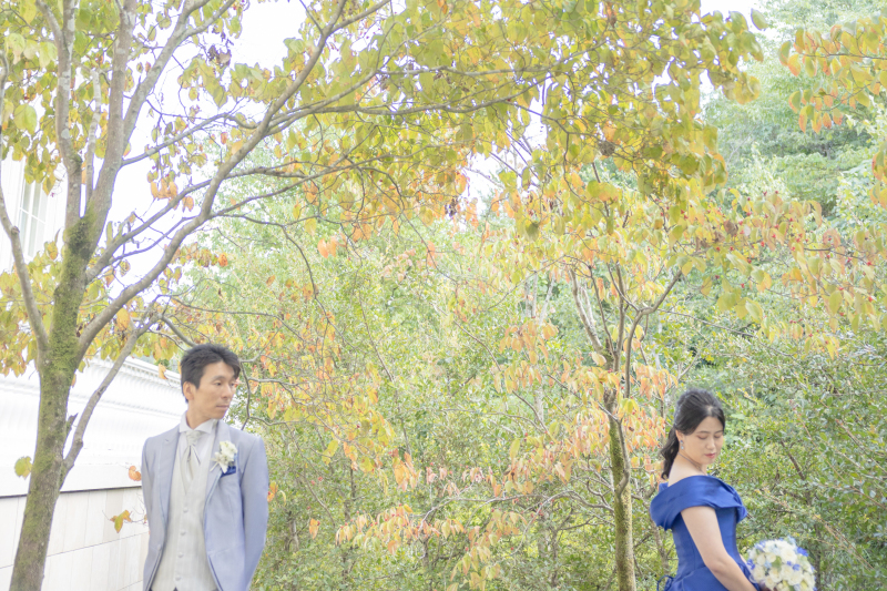 木々が色づき始めたころ紅葉ロケーション 〈白ドレス&色ドレス結婚式前撮りロケ〉