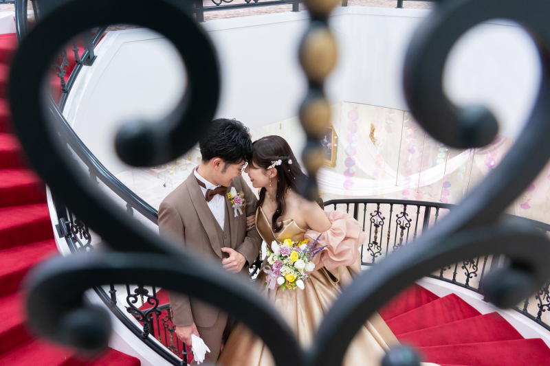 教会と披露宴会場で洋装2着の前撮りフォト　〈白ドレス＆色ドレス結婚式前撮りロケ〉