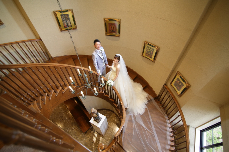 螺旋階段に広がるロングベール