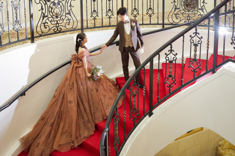 定番のクラシカルな教会と華やかな披露宴会場で　〈白ドレス＆色ドレスロケ〉