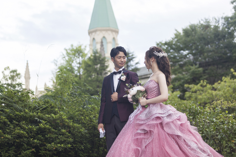 教会外観をバックに