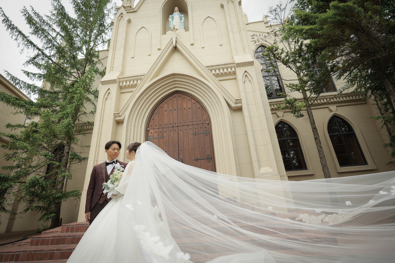挙式前に教会前で