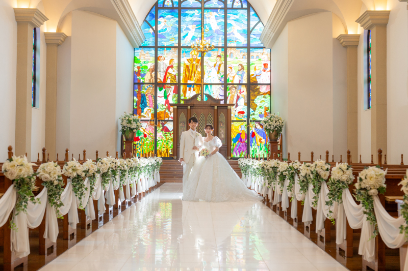 輝くステンドグラスが照らすふたりの誓いの場 〈挙式&白ドレスロケ〉