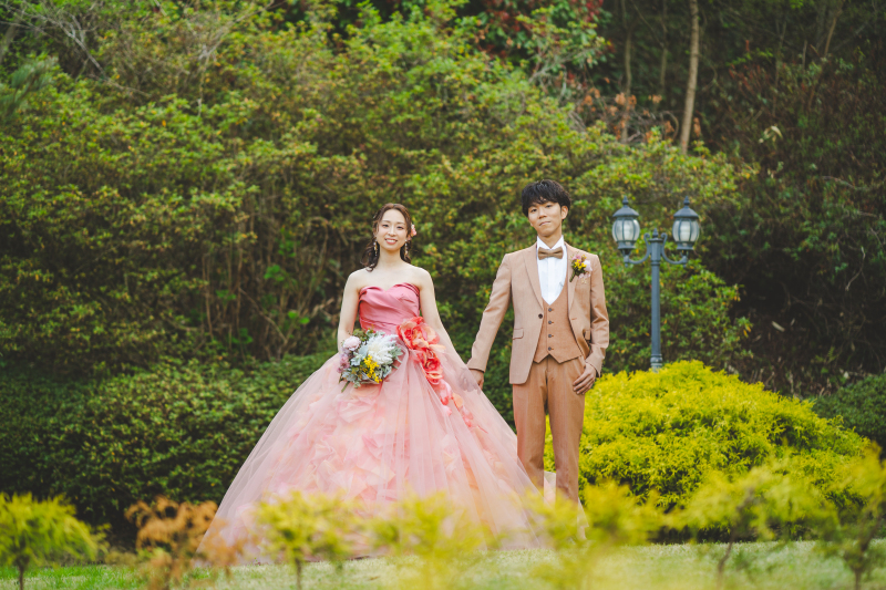 緑の中でロケーション愛車と一緒の撮影も　〈白ドレス＆色ドレス結婚式前撮りロケ〉 