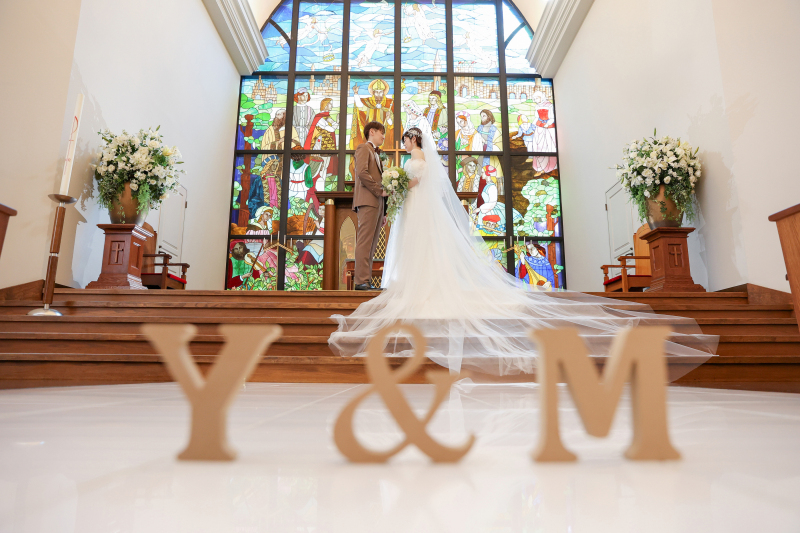 ステンドグラスをバックに