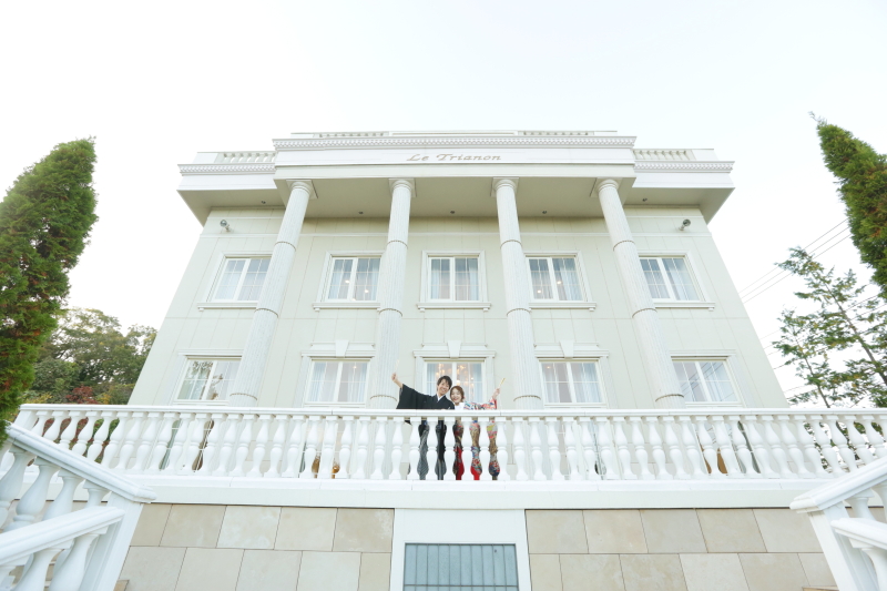 白亜の外観の下