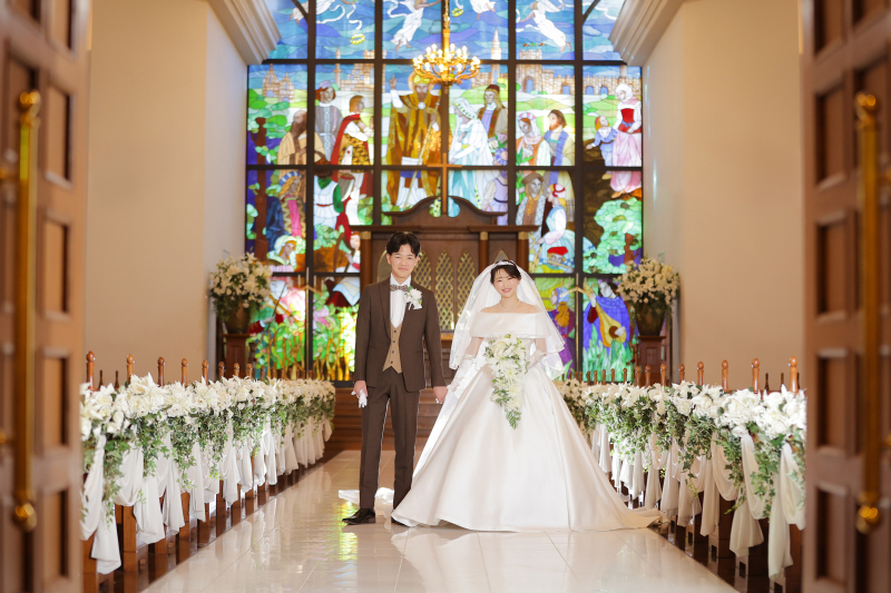 ステンドグラスをバックに