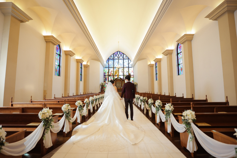 ドレスが広がるバージンロード