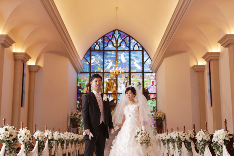 ステンドグラスを背に