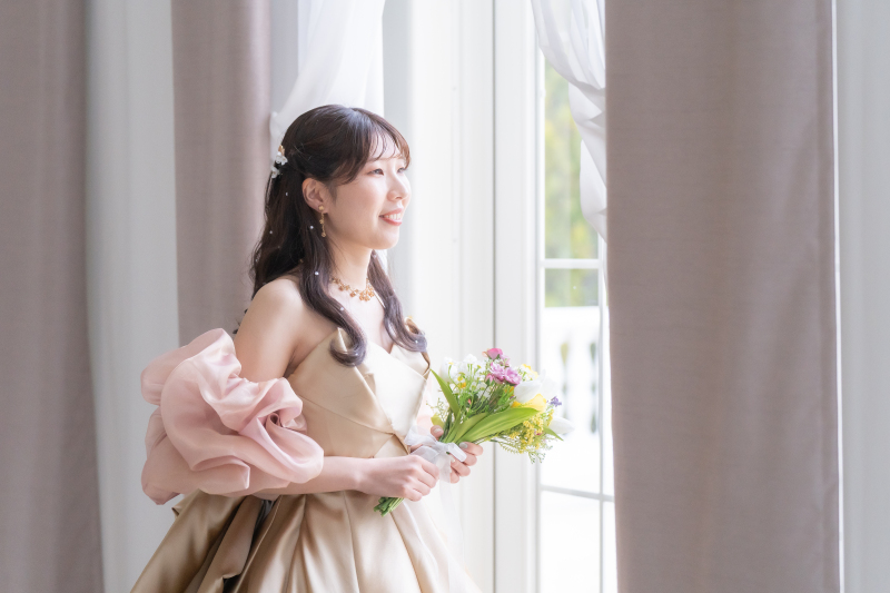 外を眺める新婦様