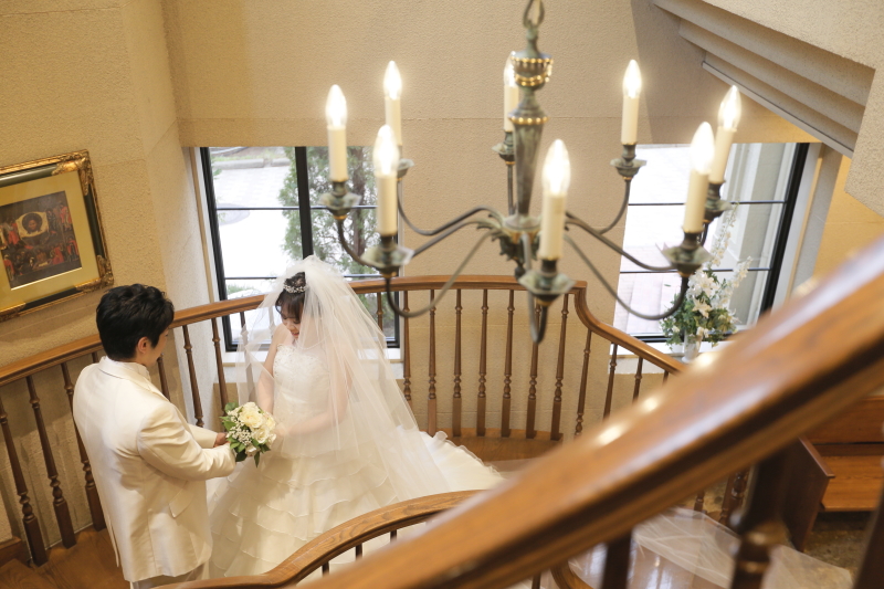 教会ロビー螺旋階段にて