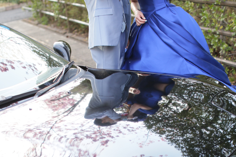 ボンネットに映る桜とふたり