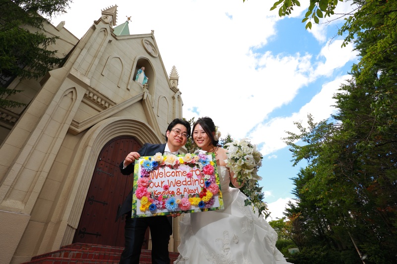 丘の上にそびえる教会