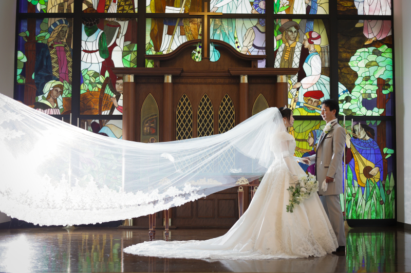 ロングベールをなびかせて