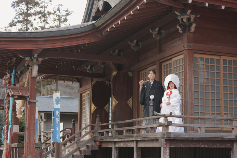 拝殿をバックに