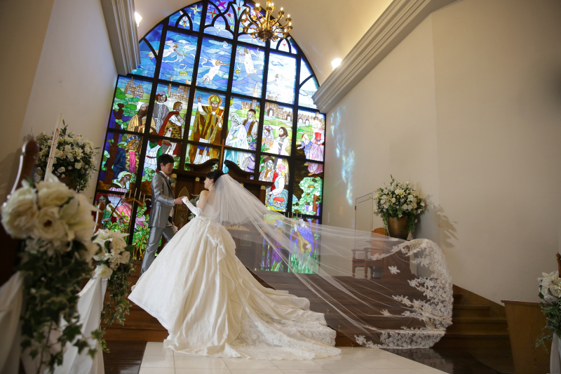 東北最大級のステンドグラスをバックに