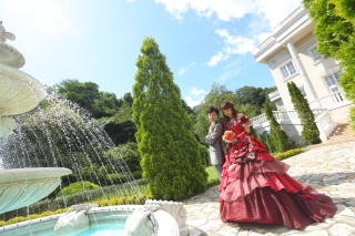 カラードレスでは珍しい教会フォトも　〈色ドレスロケ〉 