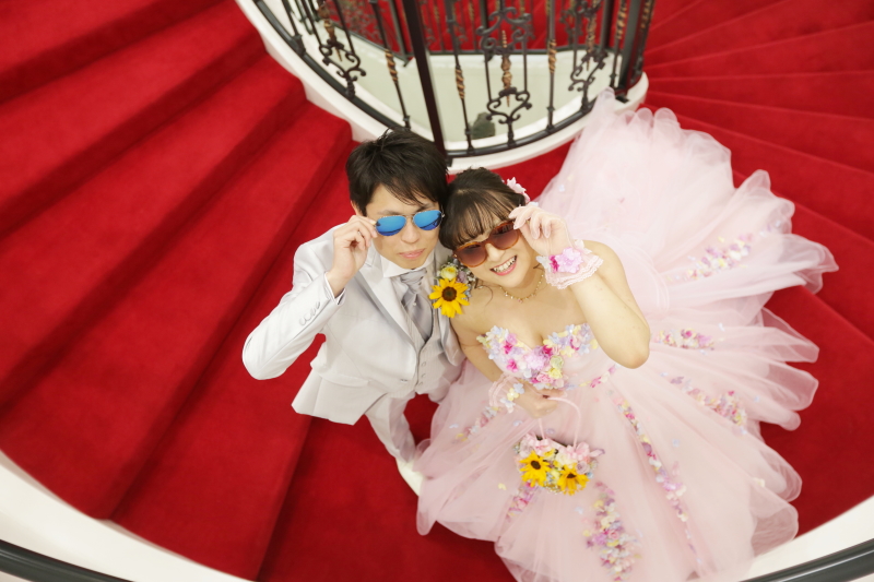 教会&華やかな披露宴会場で洋装2着 〈白ドレス&色ドレス結婚式前撮りロケ〉